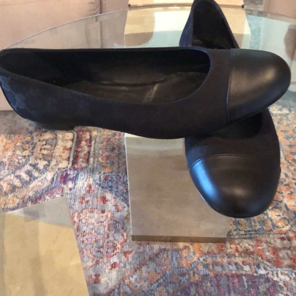 Gucci logo black flats